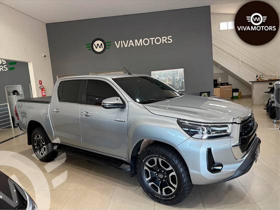 TOYOTA HILUX 2.8 D-4D TURBO DIESEL CD SRX 4X4 AUTOMÁTICO TOYOTA HILUX 2.8 D-4D TURBO DIESEL CD SRX 4X4 AUTOMÁTICO